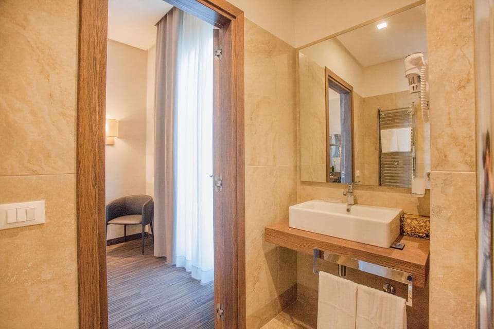 Shower, rainfall showerhead, free toiletries, hair dryer