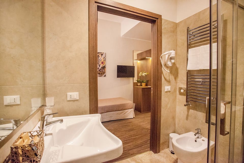 Classic Twin Room, 2 Twin Beds | Bathroom | Shower, rainfall showerhead, free toiletries, hair dryer