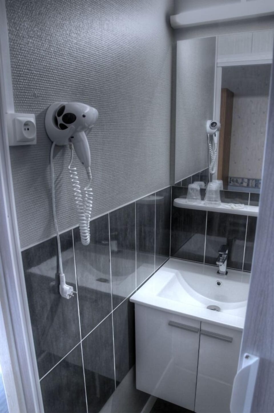 Comfort Twin Room | Bathroom | Shower, free toiletries, hair dryer, towels