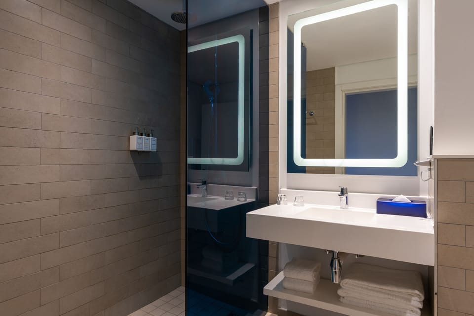 Standard Room (Pool Facing) | Bathroom | Combined shower/tub, designer toiletries, hair dryer, towels