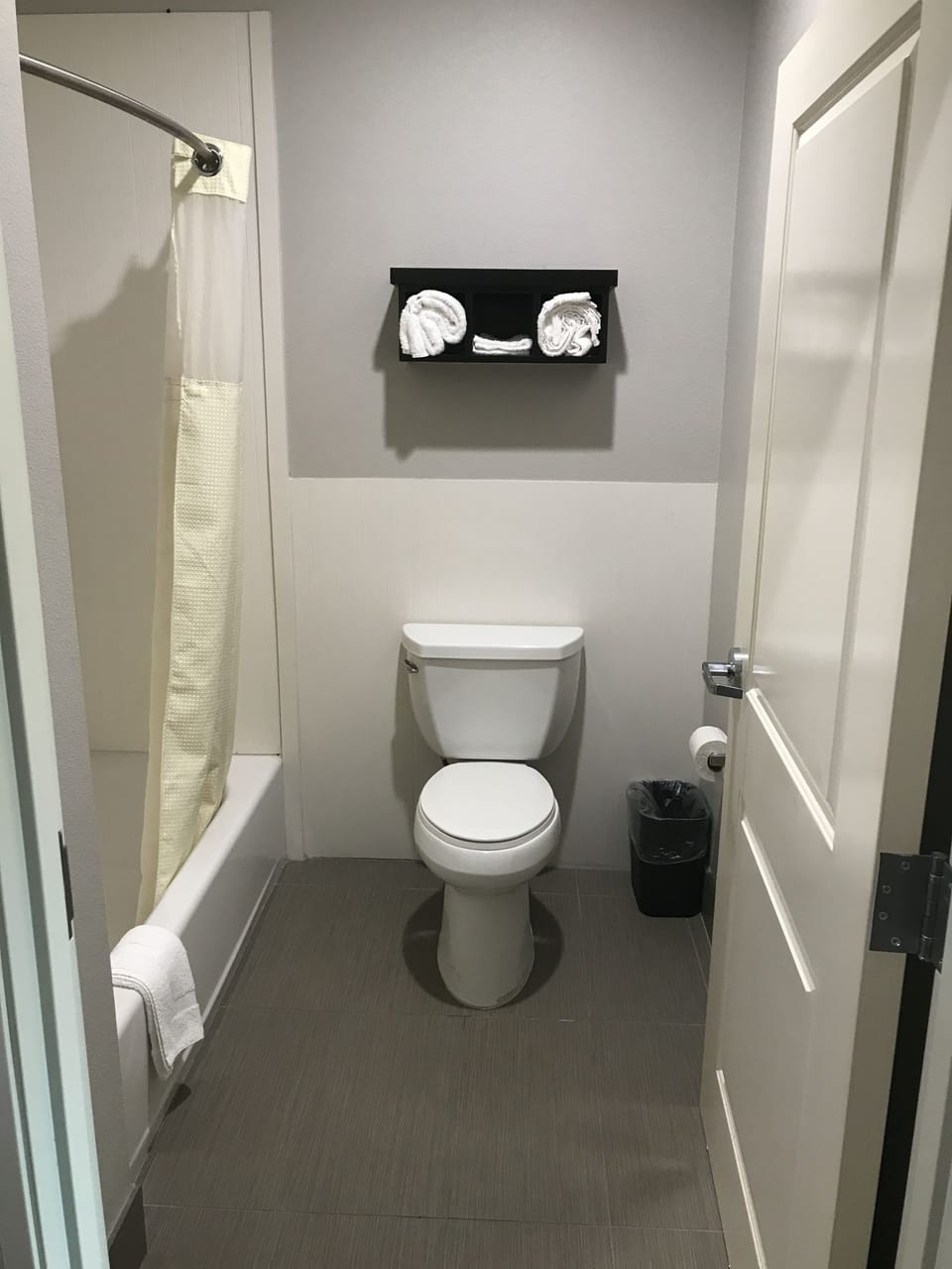 Combined shower/tub, free toiletries, hair dryer, towels