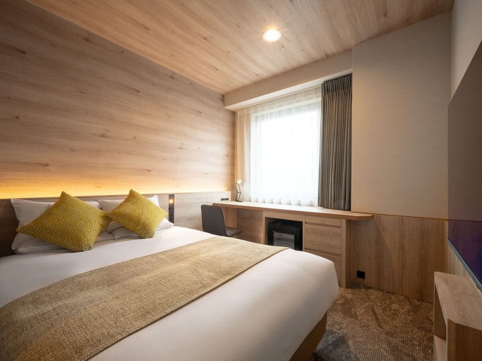 Desk, laptop workspace, free WiFi, bed sheets