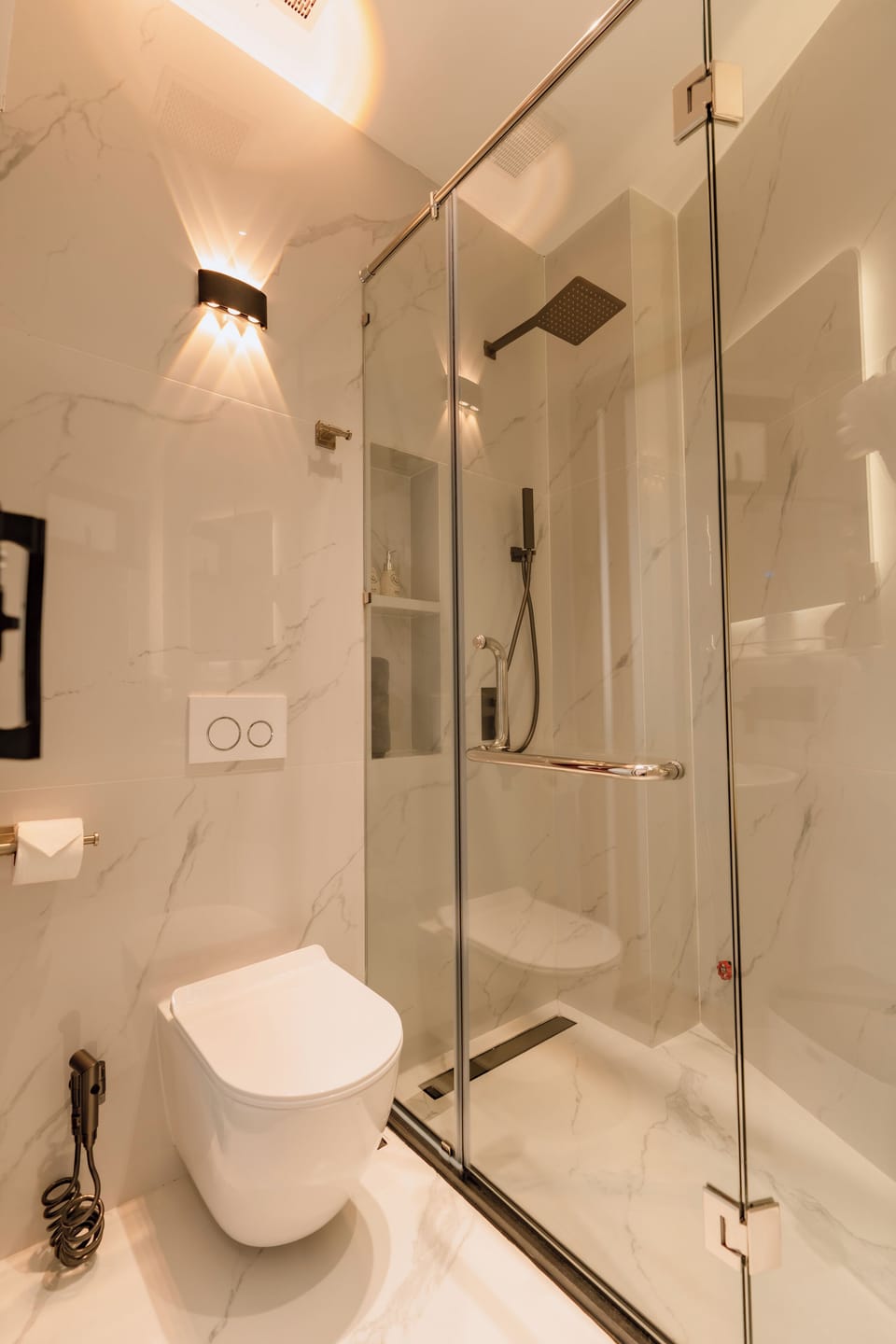 Shower, hydromassage showerhead, free toiletries, hair dryer