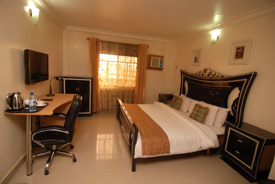 Executive Double Room, 1 Double Bed | 5 bedrooms, desk, laptop workspace, internet