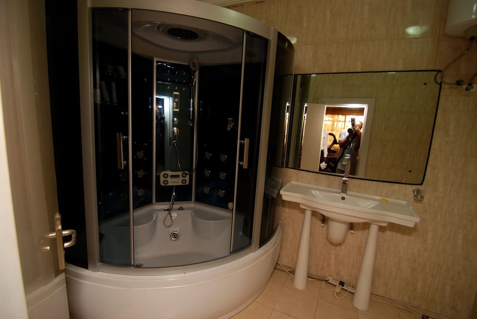 Rainfall showerhead, free toiletries, towels, soap