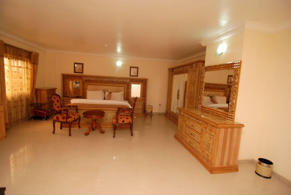 5 bedrooms, desk, laptop workspace, internet