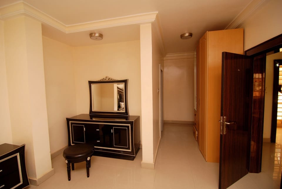 5 bedrooms, desk, laptop workspace, internet