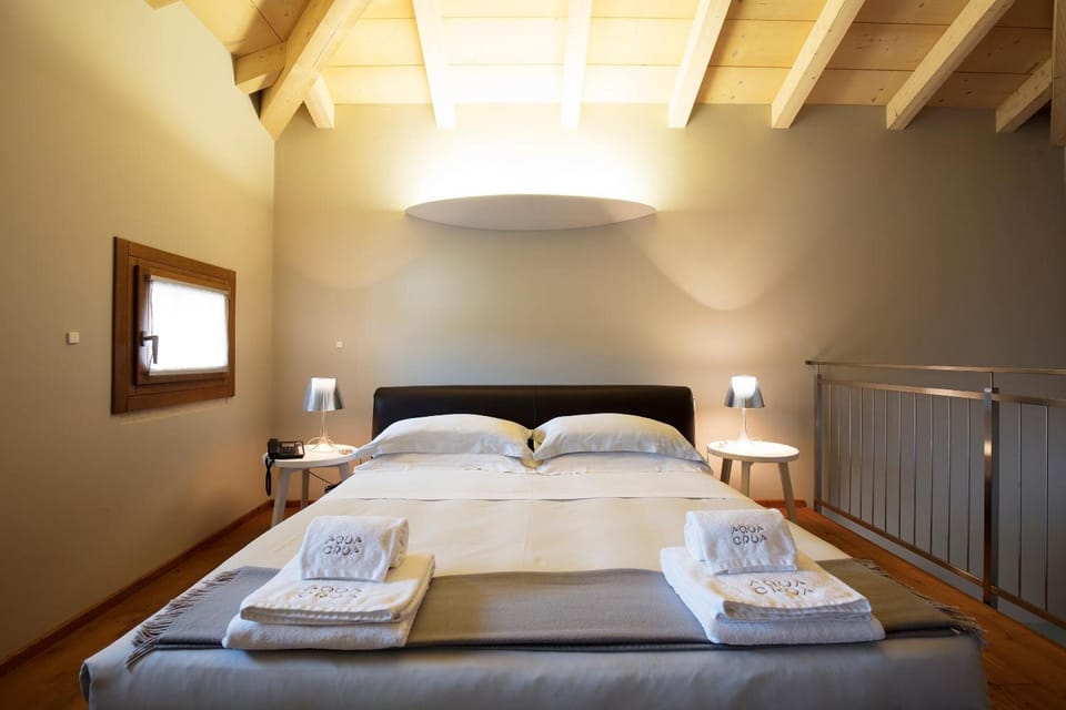 Minibar, in-room safe, laptop workspace, soundproofing