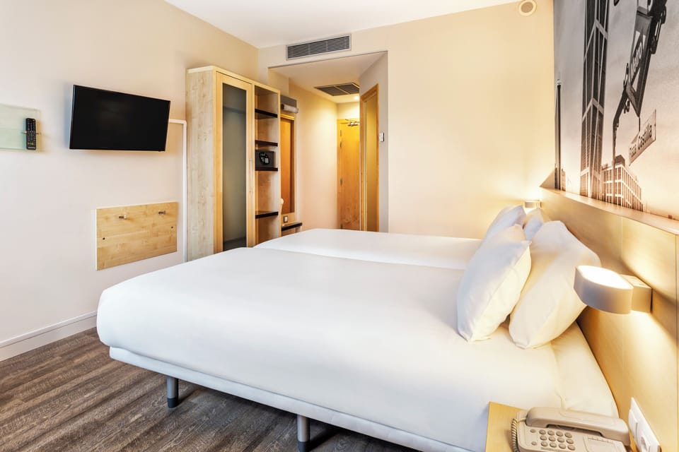 Twin Room | In-room safe, soundproofing, iron/ironing board, free WiFi