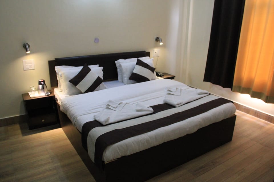 Deluxe Double Room, 1 Bedroom, Mountain View | Living room | Flat-screen TV