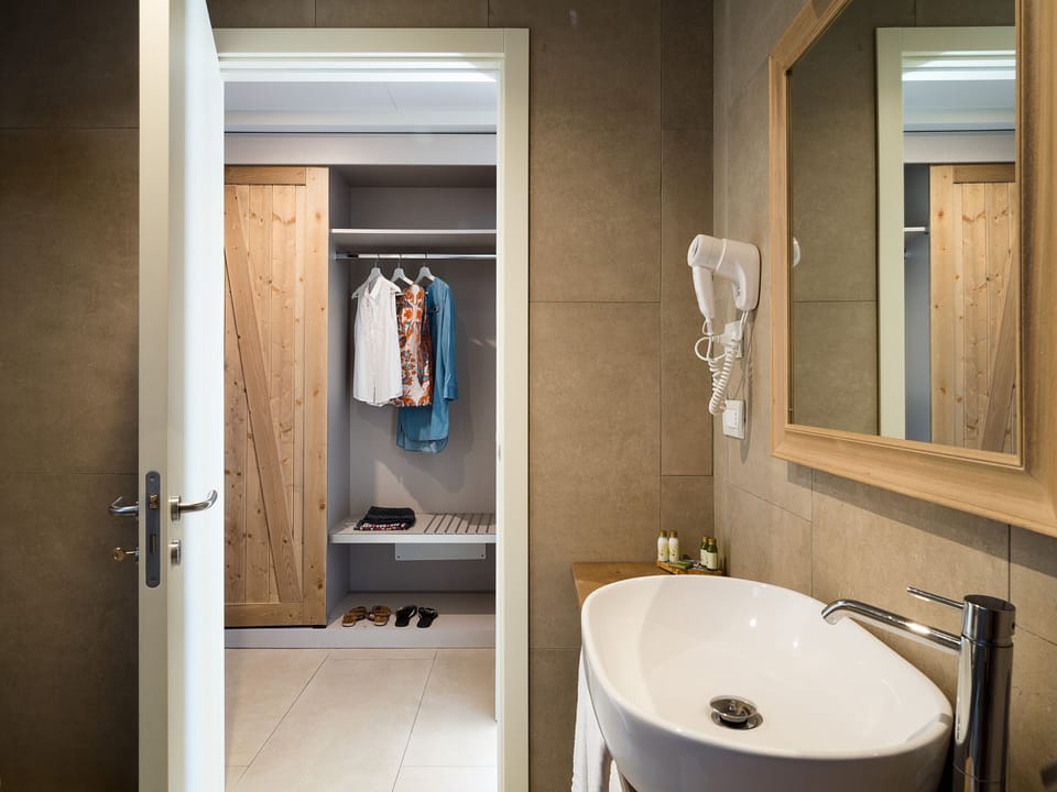 Standard Room | Bathroom | Shower, free toiletries, hair dryer, slippers