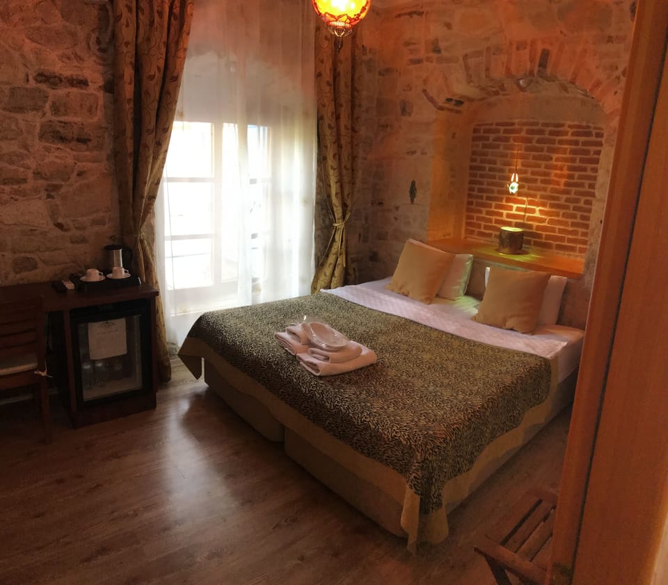 Basic Double Room | Minibar, desk, soundproofing, free WiFi