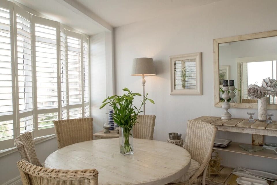 Luxury Apartment, 3 Bedrooms, Sea View, Sea Facing | In-room dining