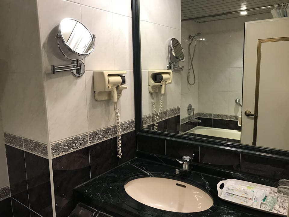 Business Twin Room, 2 Twin Beds | Bathroom amenities | Hair dryer, slippers, towels, shampoo