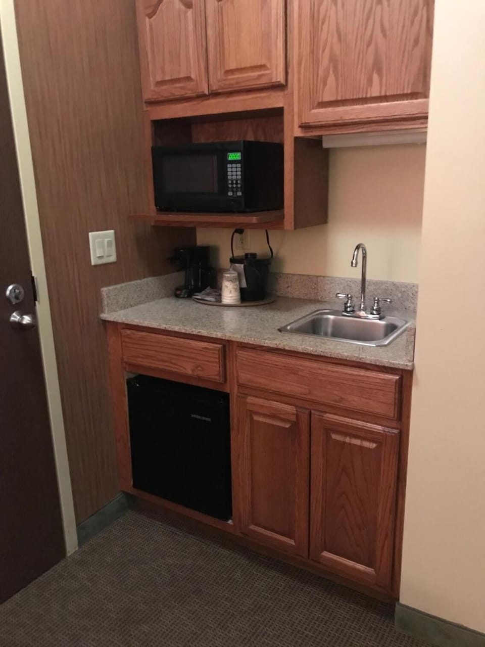 Fridge, coffee/tea maker