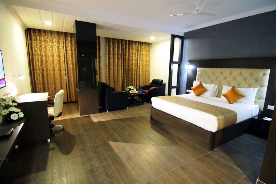 Premium Double Room | Desk, soundproofing, iron/ironing board, free WiFi