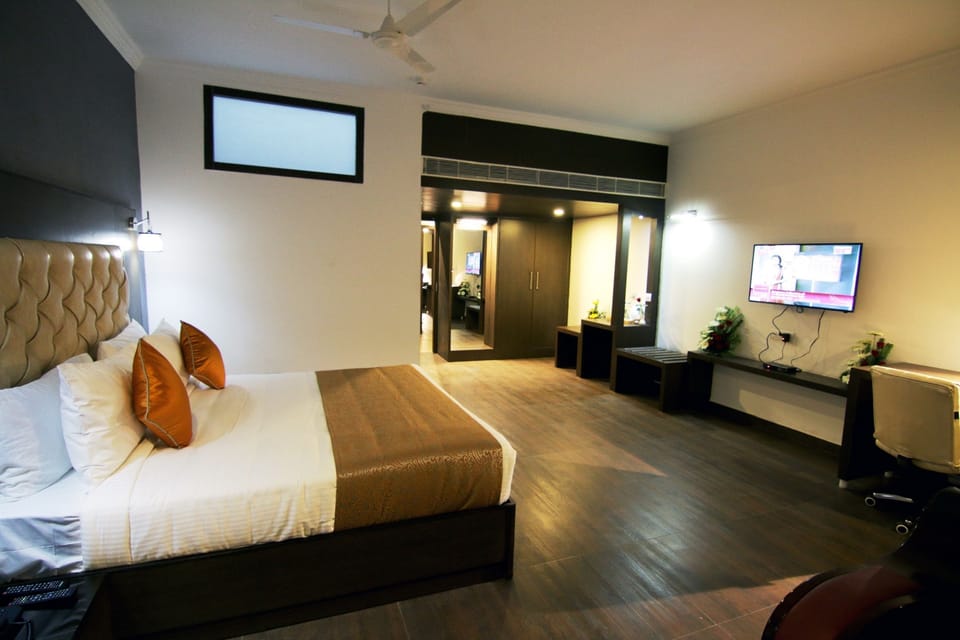 Premium Double Room | Desk, soundproofing, iron/ironing board, free WiFi