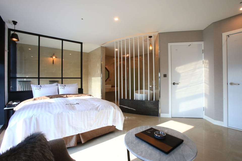 Customized Suite | Desk, blackout drapes, free WiFi, bed sheets