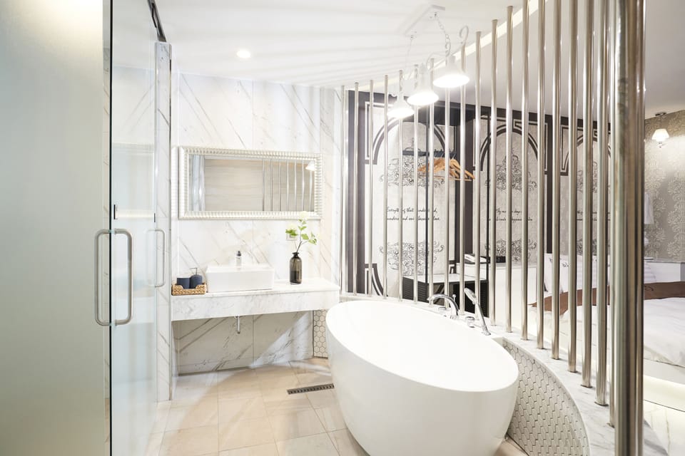 Oriental Suite | Bathroom | Separate tub and shower, free toiletries, hair dryer, bathrobes