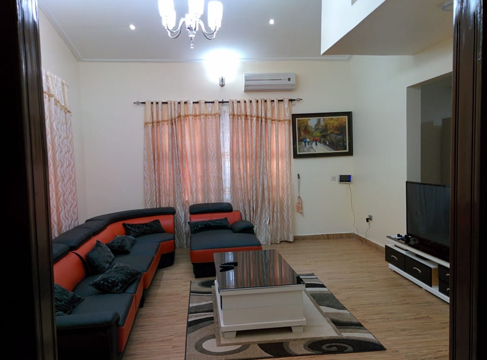 House, 4 Bedrooms | Living room | Flat-screen TV