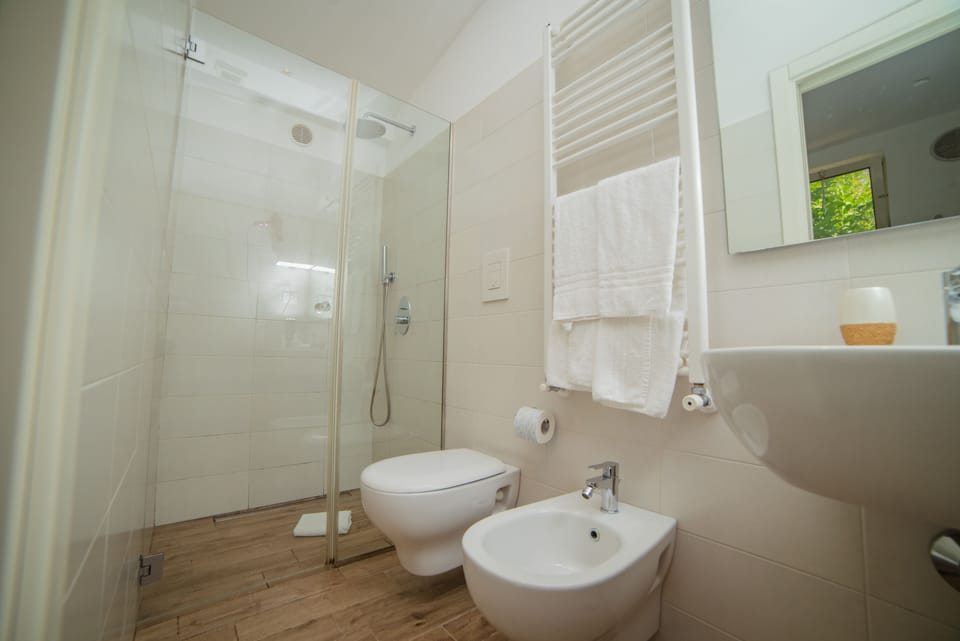 Suite, 1 Double Bed, Hot Tub | Bathroom | Designer toiletries, hair dryer, bidet, towels