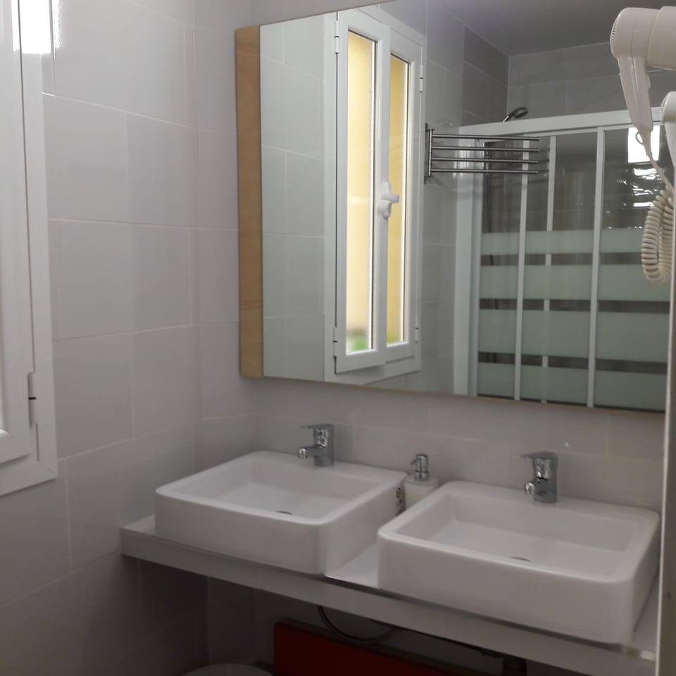 Quadruple Room | Free WiFi, bed sheets