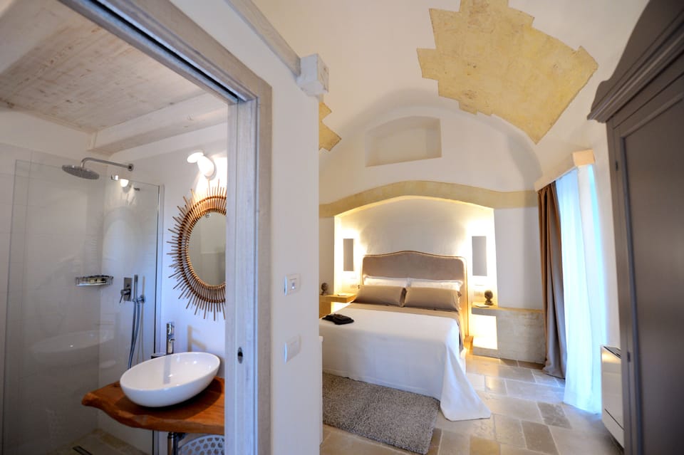 Superior Double Room | Bathroom | Shower, free toiletries, hair dryer, towels