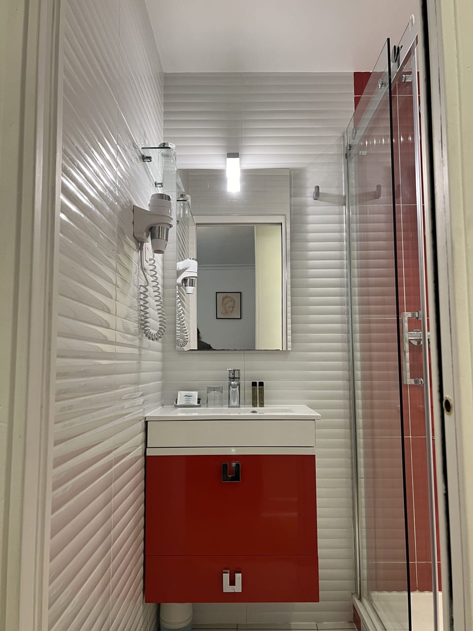 Shower, rainfall showerhead, free toiletries, hair dryer