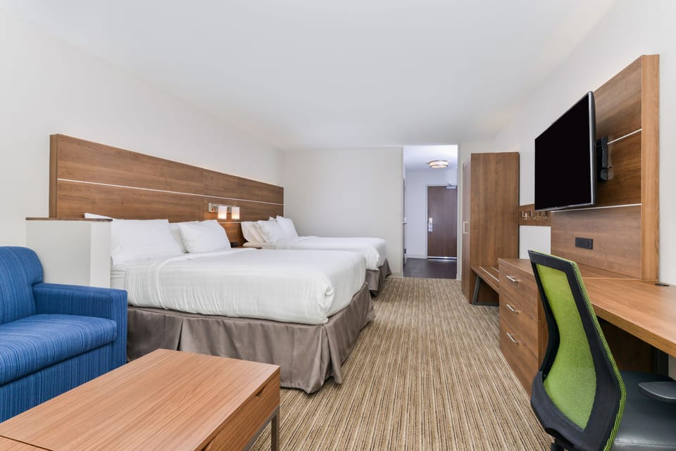Suite | Premium bedding, pillowtop beds, in-room safe, individually furnished