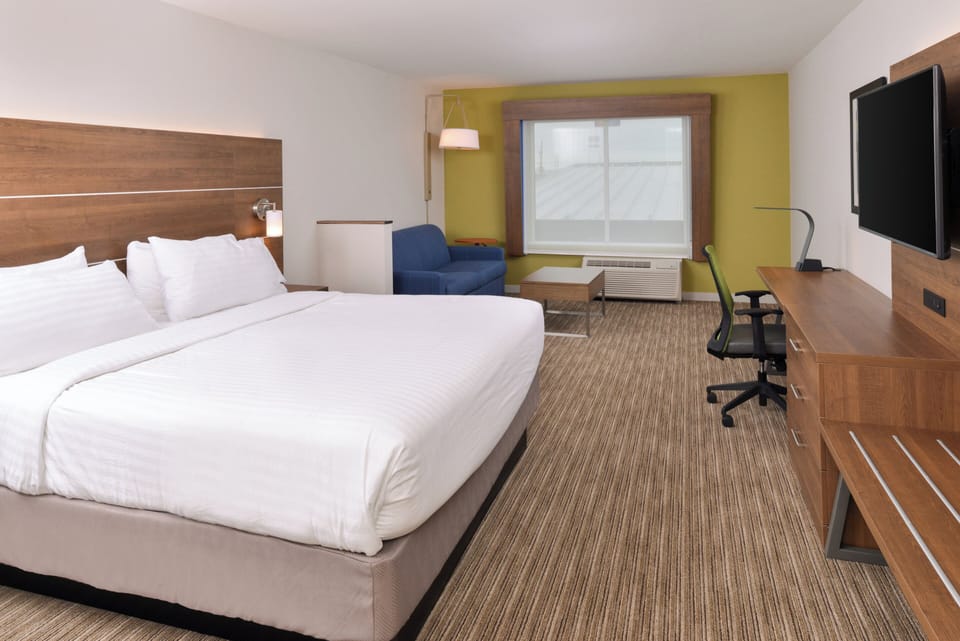 Premium bedding, pillowtop beds, in-room safe, desk