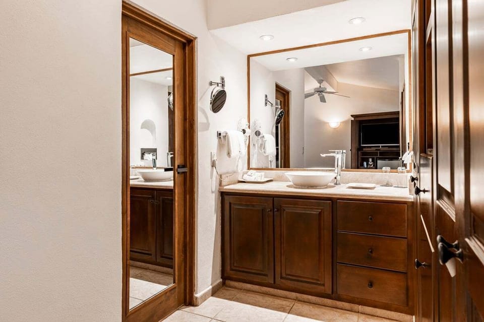 Deluxe Suite King with Hot Tub | Bathroom | Shower, hair dryer, bathrobes, slippers