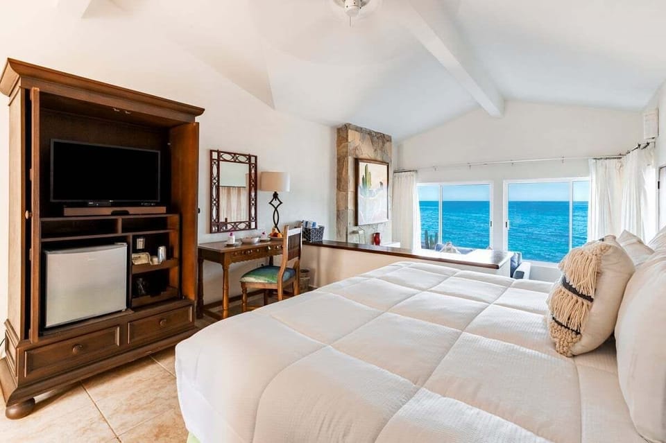 Deluxe Suite King | Minibar, in-room safe, desk, iron/ironing board