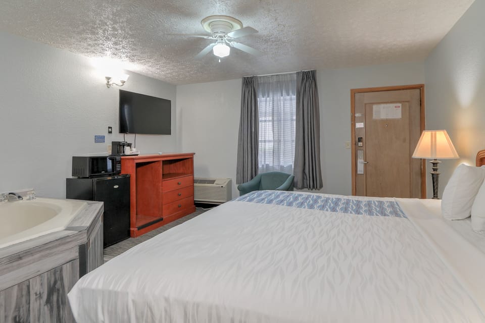 Premium bedding, in-room safe, free WiFi, bed sheets