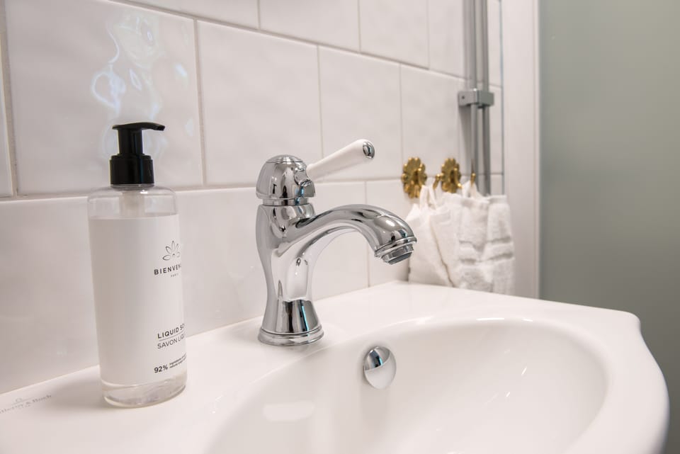 Bathroom sink