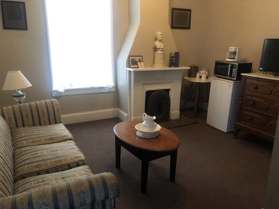 Standard Suite, 1 Queen Bed | Living area | Flat-screen TV