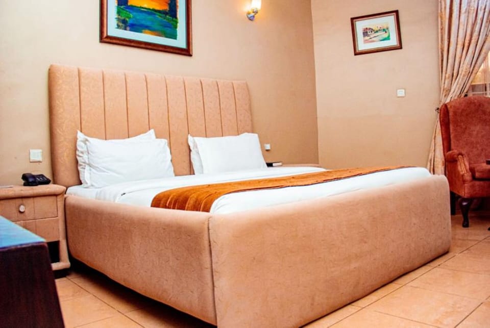 Deluxe Room | Desk, laptop workspace, bed sheets