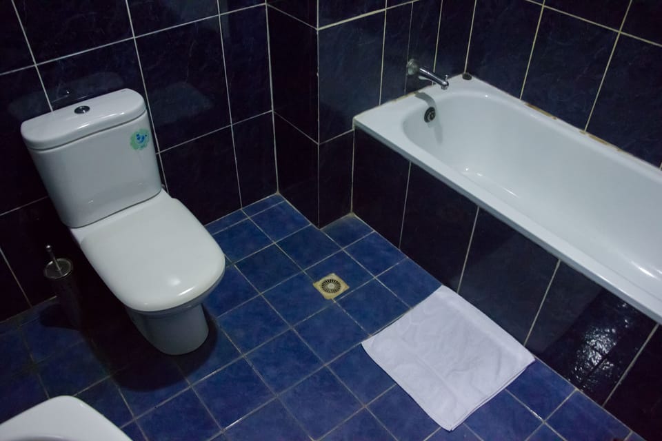 Executive Room, 1 Queen Bed | Bathroom | Towels, soap, toilet paper