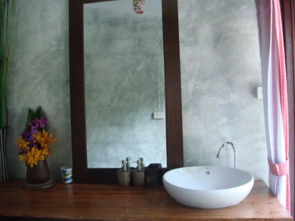 Baan Chang Sri Siam | Bathroom sink