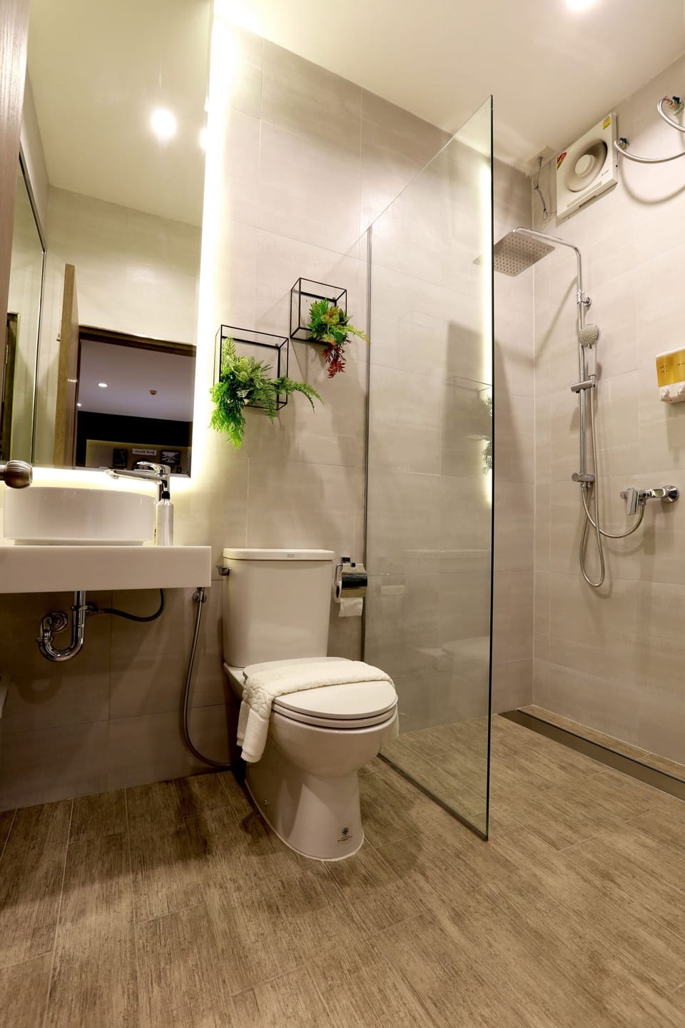 Shower, rainfall showerhead, free toiletries, hair dryer