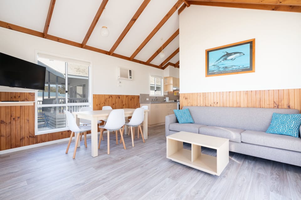 Standard Cabin (2BR) | Living area | Flat-screen TV