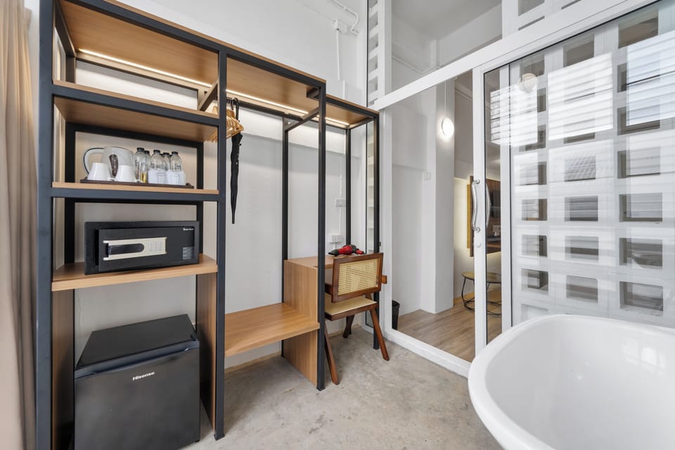 Family Quadruple Room | In-room safe, blackout drapes, soundproofing, free WiFi