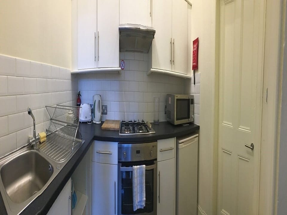 Apartment, Private Bathroom (Sleeps 5) | Private kitchen | Toaster