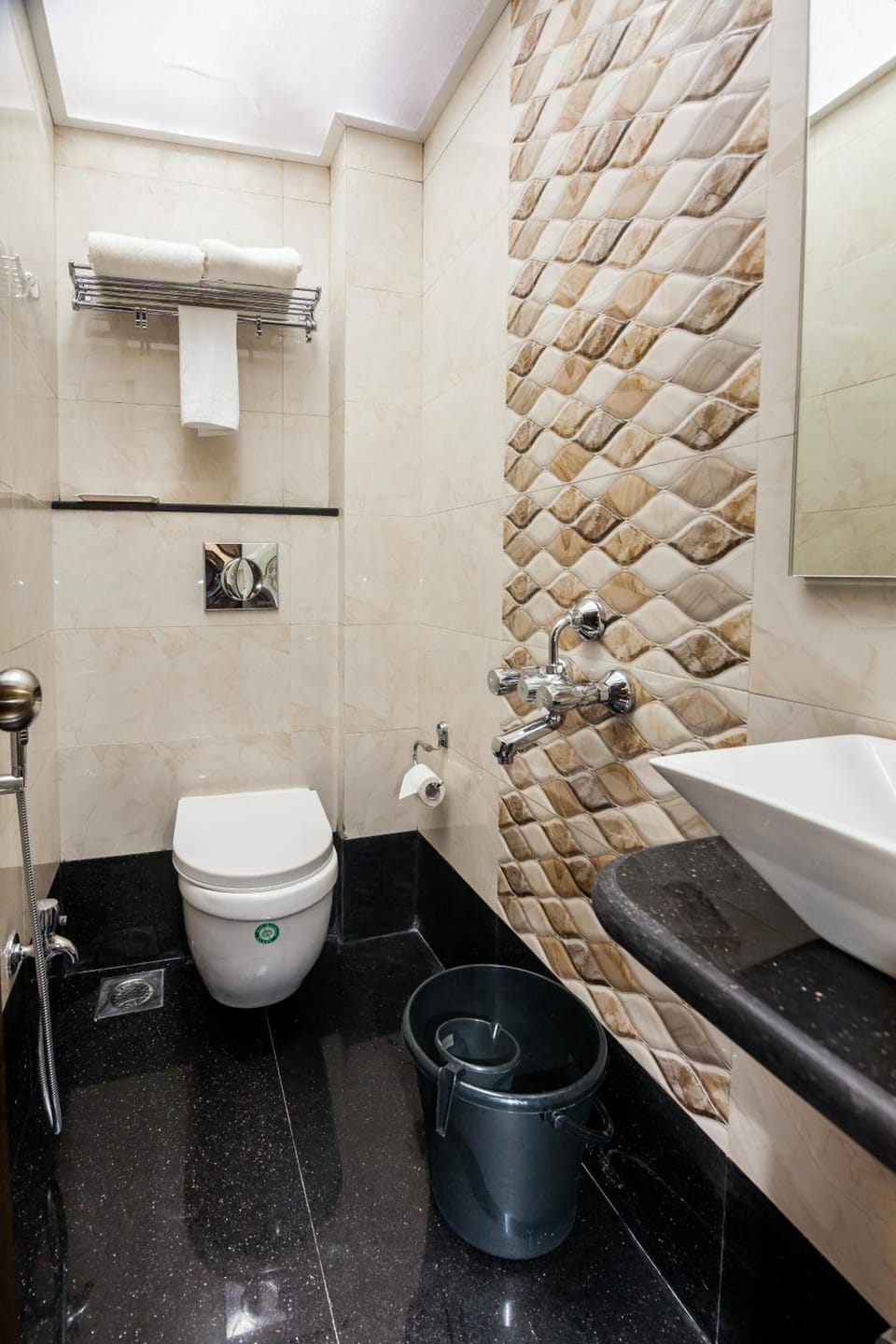 Shower, rainfall showerhead, free toiletries, towels