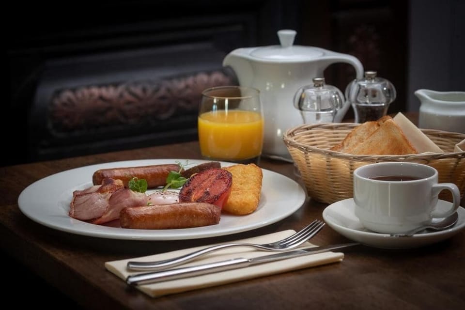 Breakfast, lunch, dinner served; ocean views