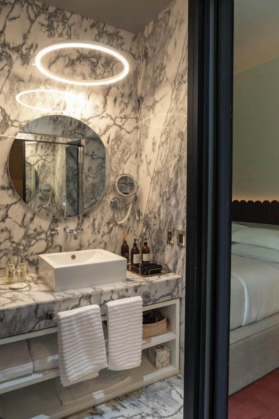 Suite (Verde) | Premium bedding, in-room safe, blackout drapes, WiFi (free)