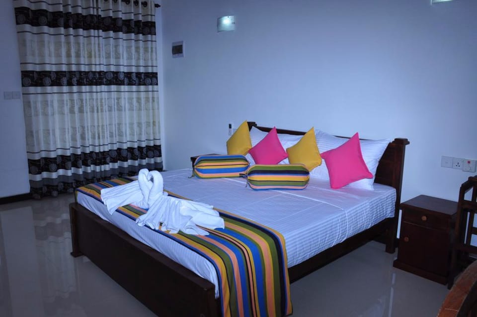 Deluxe Room | 1 bedroom, in-room safe, desk, soundproofing