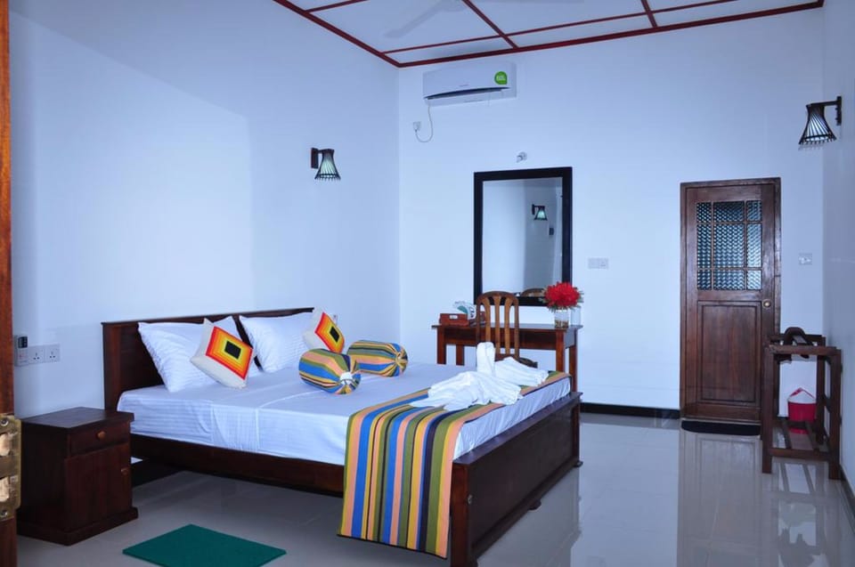 Deluxe Room | 1 bedroom, in-room safe, desk, soundproofing