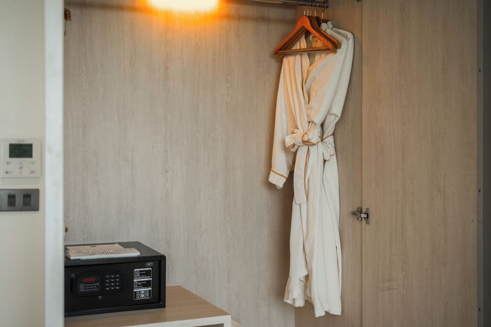 Shower, rainfall showerhead, free toiletries, hair dryer