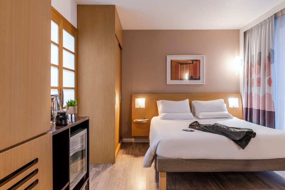 Executive Room, 1 Queen Bed, Balcony | Premium bedding, minibar, in-room safe, desk