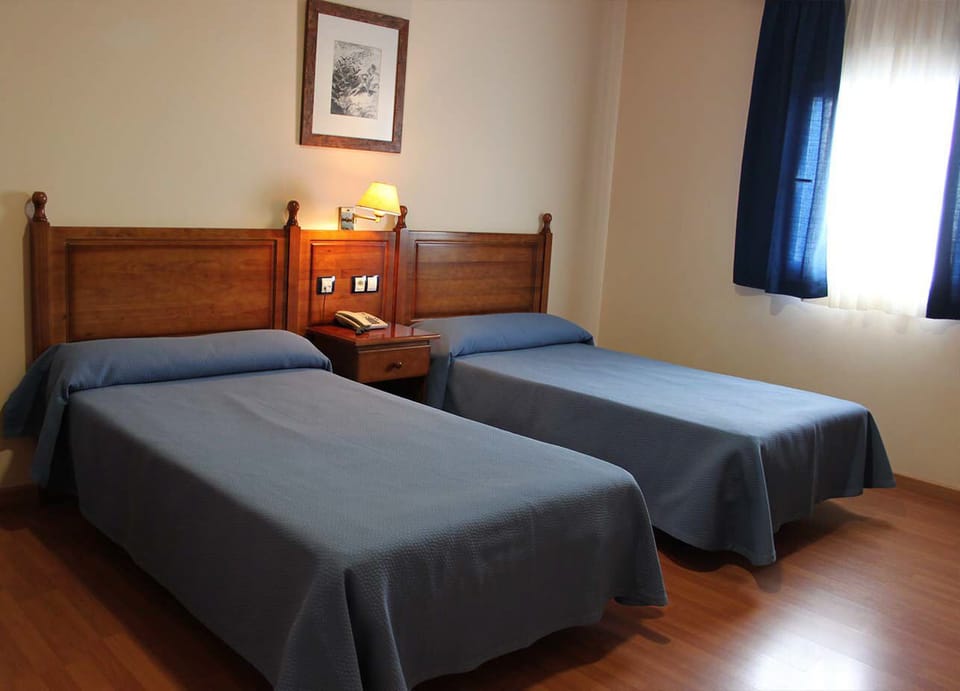 Double or Twin Room | Desk, blackout drapes, free cribs/infant beds, rollaway beds